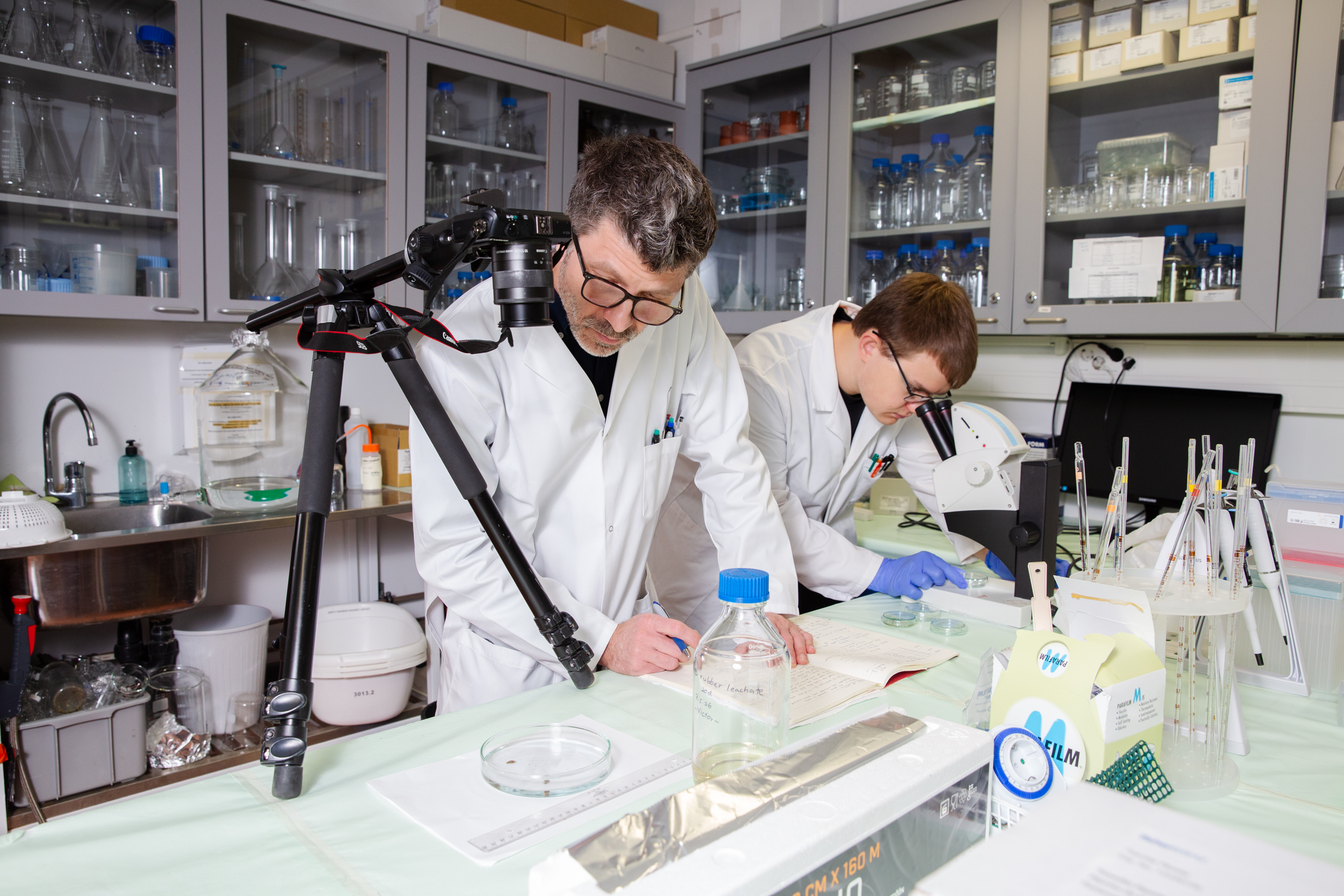Most of work Victor Carrasco Navarro's (left) and Onni Sirkiä's (right) is done in the laboratory. Photo: Aino Huotari